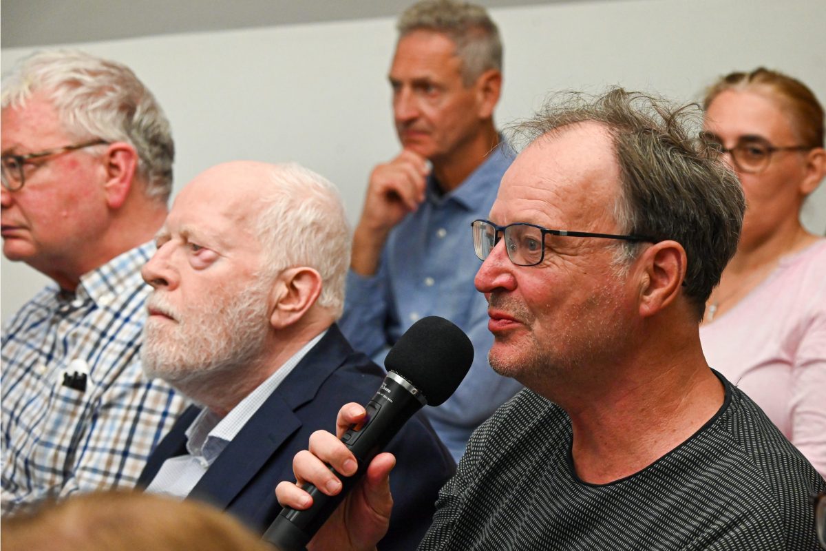 Frankfurt am Main, 11.09.2026, Stadtteil Westend, Ulmenstrasse20, Palais Livingstone, Frankfurter Presseclub (FPC), Clubabend "9/11 -25Jahre danach". HIER: Blick ins Publikum. HIER: Mit Mikrofon Dieter Sattler (FNP). (c) FOTO: Rainer Rüffer (Rueffer)