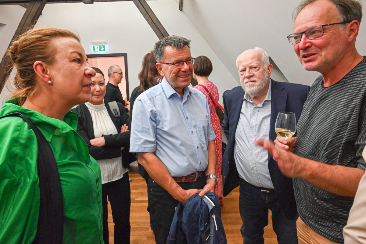 Frankfurt am Main, 11.09.2026, Stadtteil Westend, Ulmenstrasse20, Palais Livingstone, Frankfurter Presseclub (FPC), Clubabend "9/11 -25Jahre danach". HIER: Blick ins Publikum. Links Simone Wagenhaus (FNP), Gerhard Kneier (2.v.r). Ganz rechts Dieter Sattler (FNP), (c) FOTO: Rainer Rüffer (Rueffer)