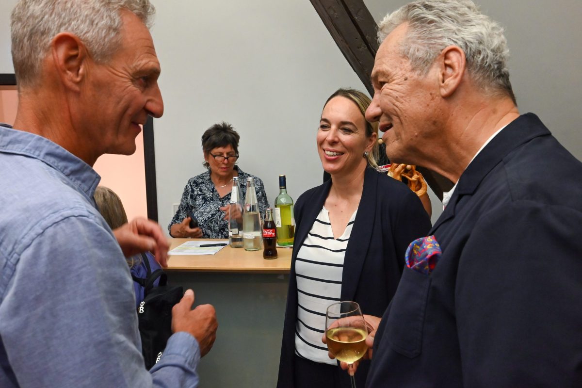 Frankfurt am Main, 11.09.2026, Stadtteil Westend, Ulmenstrasse20, Palais Livingstone, Frankfurter Presseclub (FPC), Clubabend "9/11 -25Jahre danach". HIER: Fotograf Helmut Fricke (r.), Jana Kremin (Leitung Presseamt der Stadt). (c) FOTO: Rainer Rüffer (Rueffer)